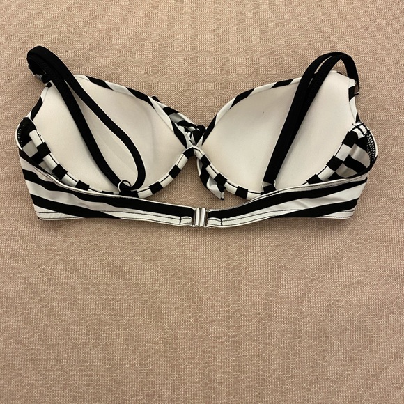 Striped bikini - Picture 2 of 4